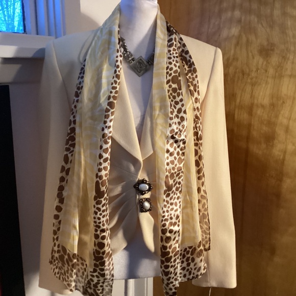 Couture size 6 YELLOW WOOL SUIT. USA MADE LIST $350. STUNNING - Picture 13 of 15